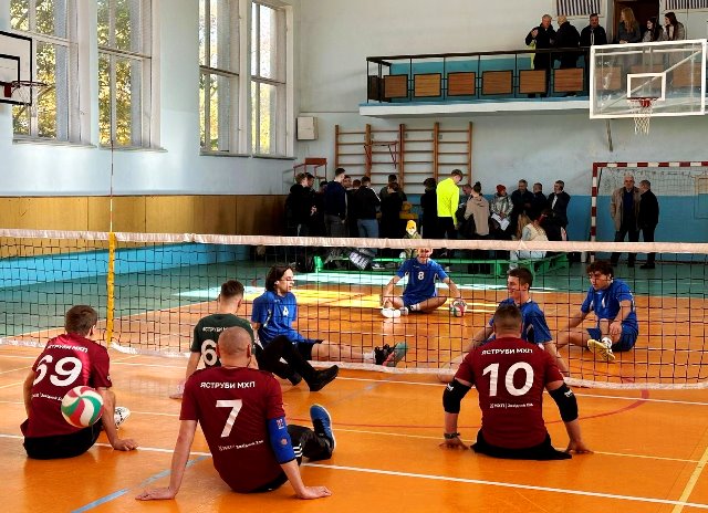 Поєдинок з сидячого волейболу